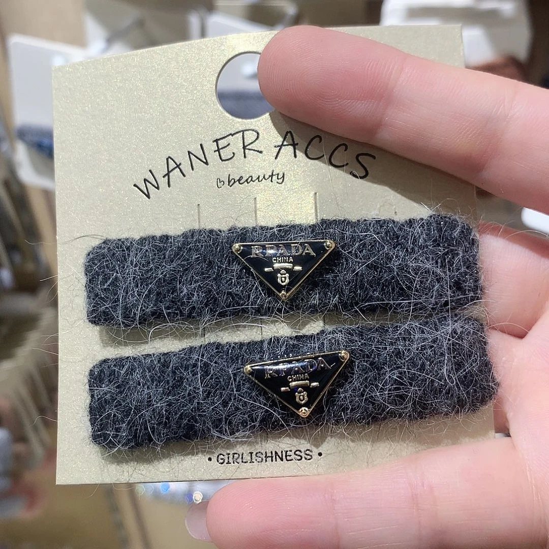 皮质铁合金灰色毛线三角标