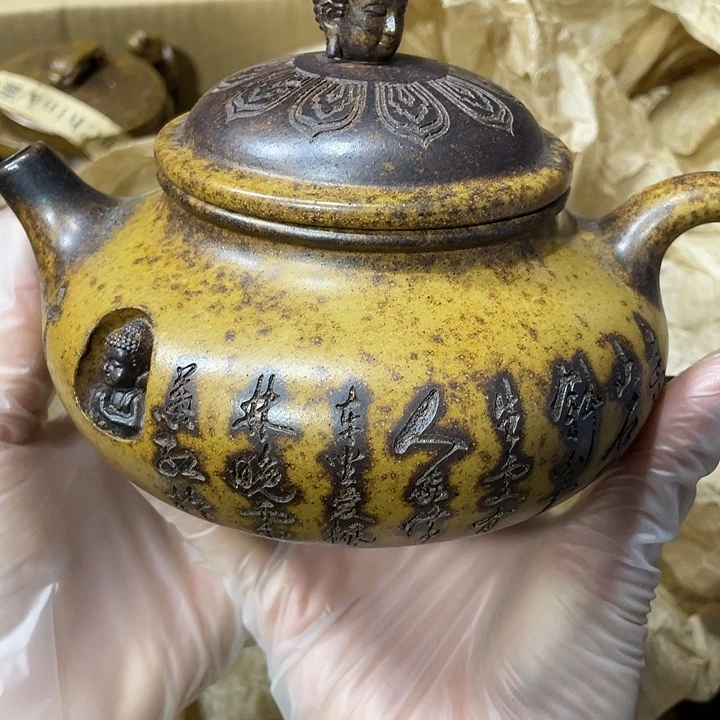 紫砂茶壶原矿原料，纯手工制作的一把紫砂壶。