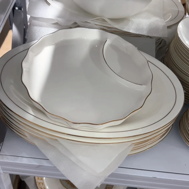 瓷金镶玉圆鱼1个，饺子盘1个