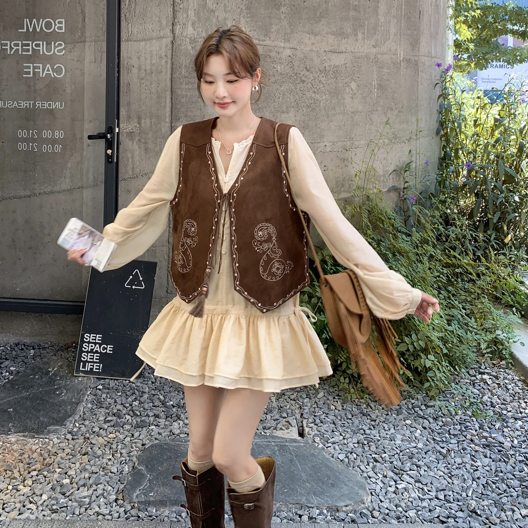 名族风刺绣设计马甲套装裙2025秋季新款减龄层次感连衣裙两件套