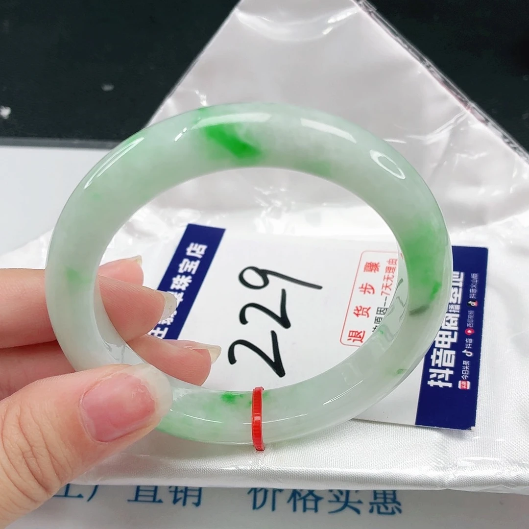 翡翠手镯未镶嵌翡翠