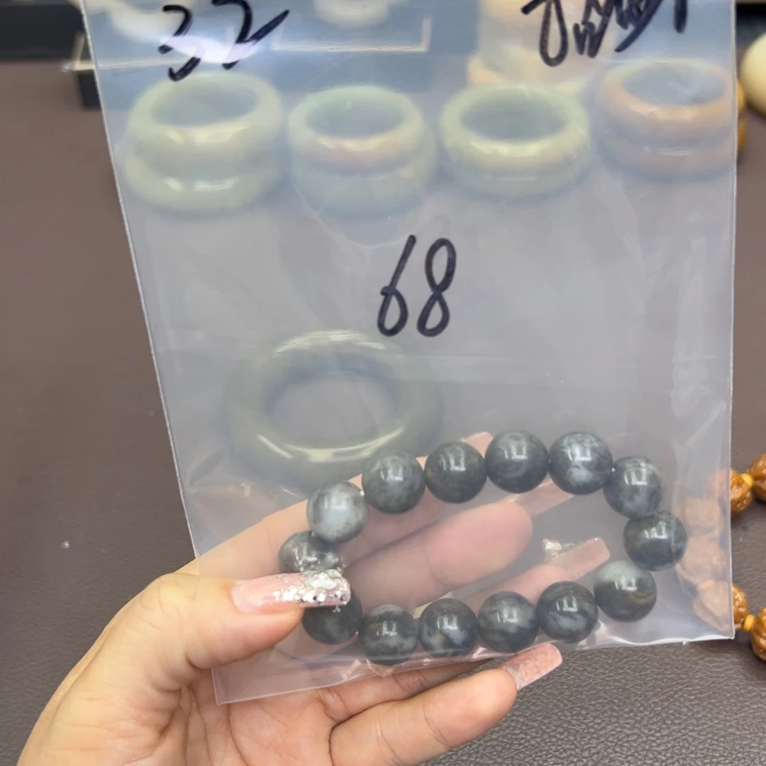 石英质玉手镯未镶嵌招****?