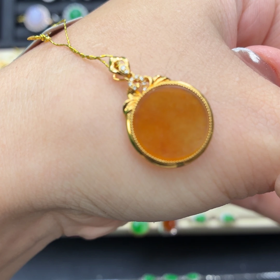 翡翠18K金镶嵌颈饰