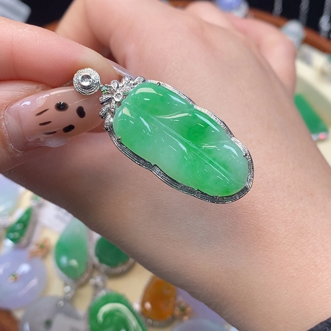 翡翠吊坠(不含链)18K金镶嵌树叶