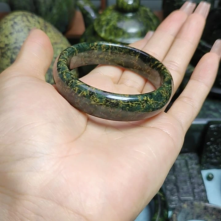 熙***俊蛇纹石玉未镶嵌手镯