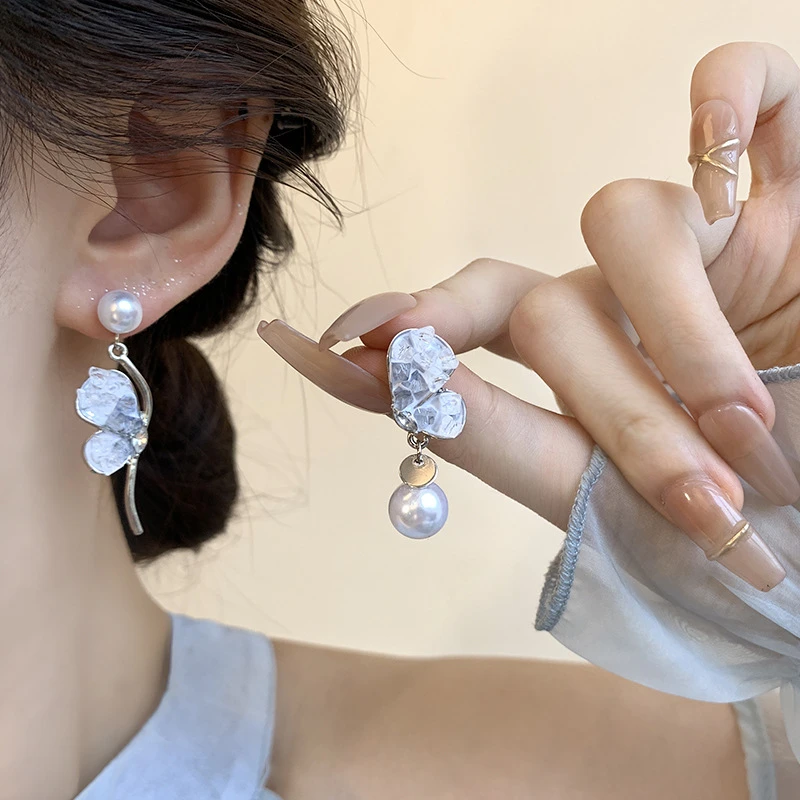 铜合金耳饰 梅姐饰品3278 不对称蝴蝶耳环女轻奢高级感设计感耳饰