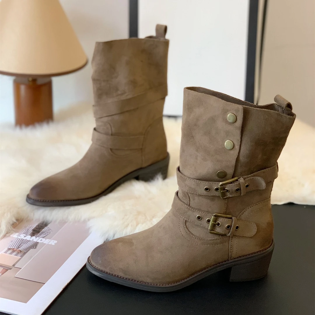 欧美风复古磨砂绒面金属扣饰飒爽两穿时装靴2025年秋冬风格瘦瘦靴