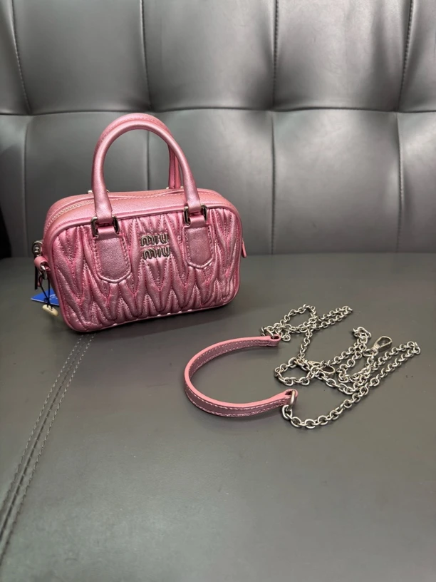 99新 MIU MIU/缪缪 缪缪新款亮粉色mini保龄球包