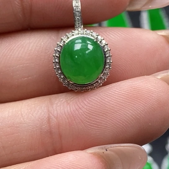 翡翠18K金镶嵌颈饰吊坠