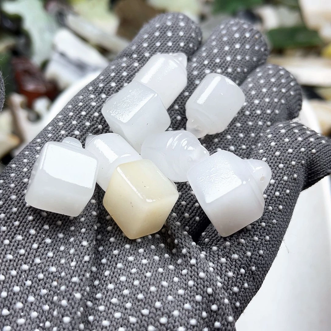 颈饰未镶嵌石英岩玉