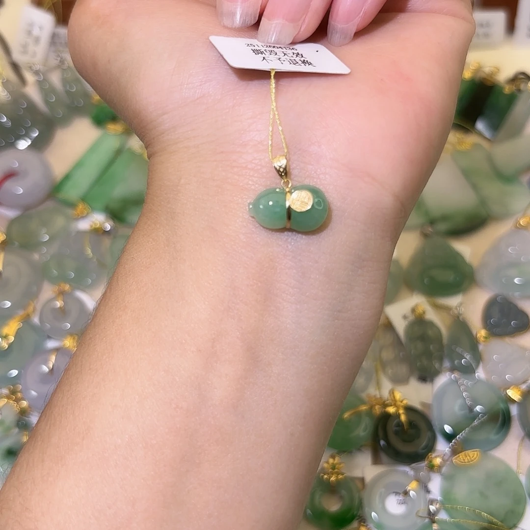 翡翠18K金镶嵌颈饰葫芦