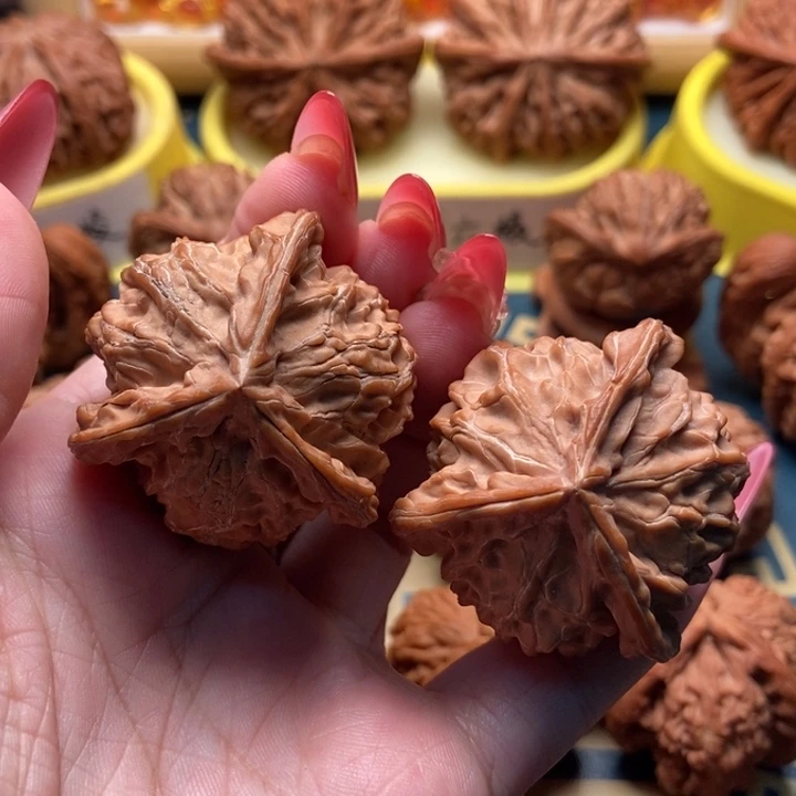 文玩核桃把件盘山三棱 40