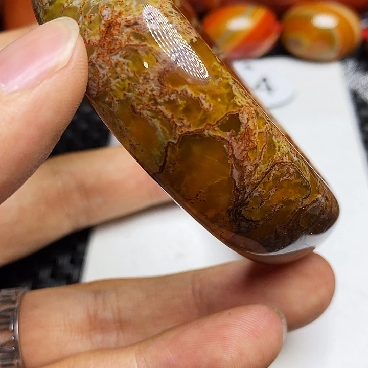 洪***扬玛瑙/玉髓颈饰未镶嵌