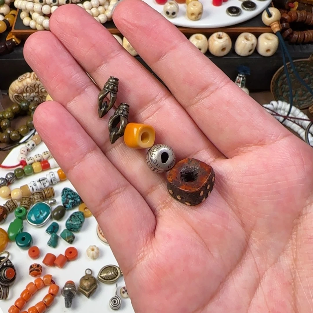 华***”树脂制品念珠配饰