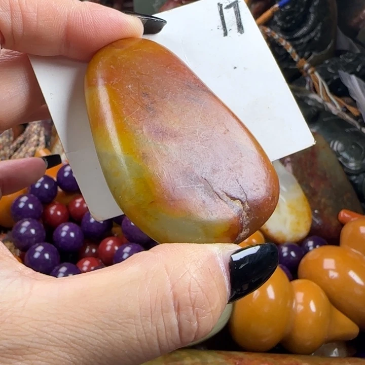 未镶嵌透闪石质玉珠宝奇石