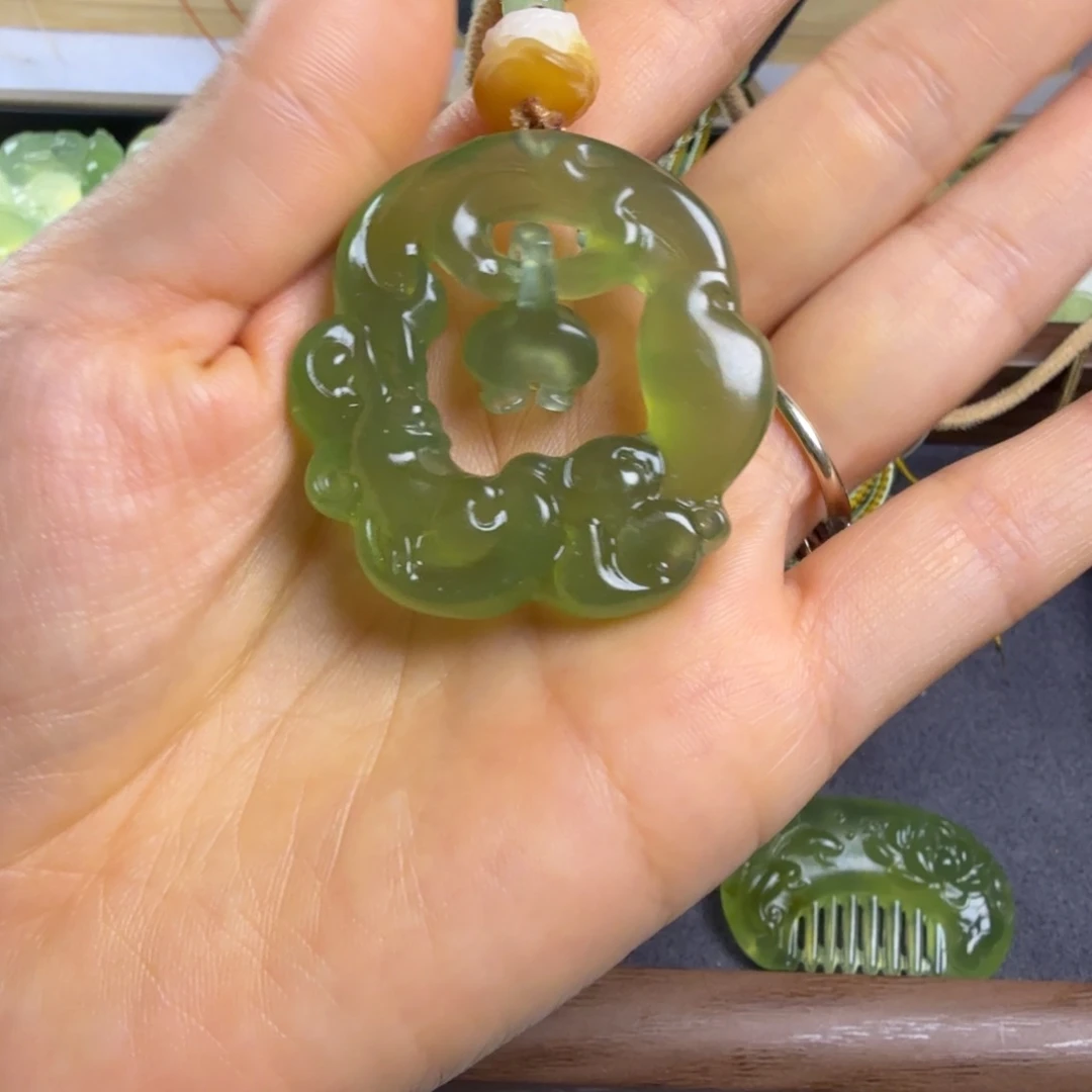 多***多蛇纹石玉未镶嵌颈饰
