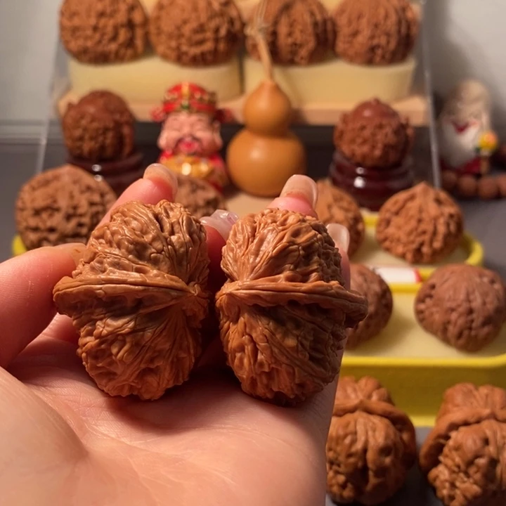 文玩核桃吊坠力****?白狮子异性