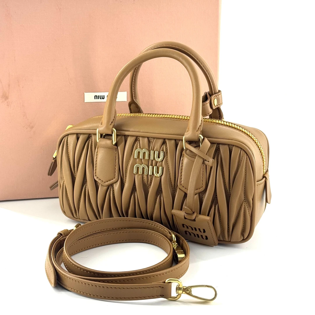 未使用 MIU MIU/缪缪 焦糖色褶皱保龄球手提斜挎包