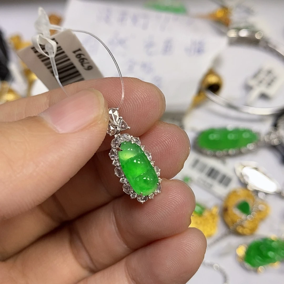 【闪购商品】18K金镶嵌戒指翡翠今***了吊坠