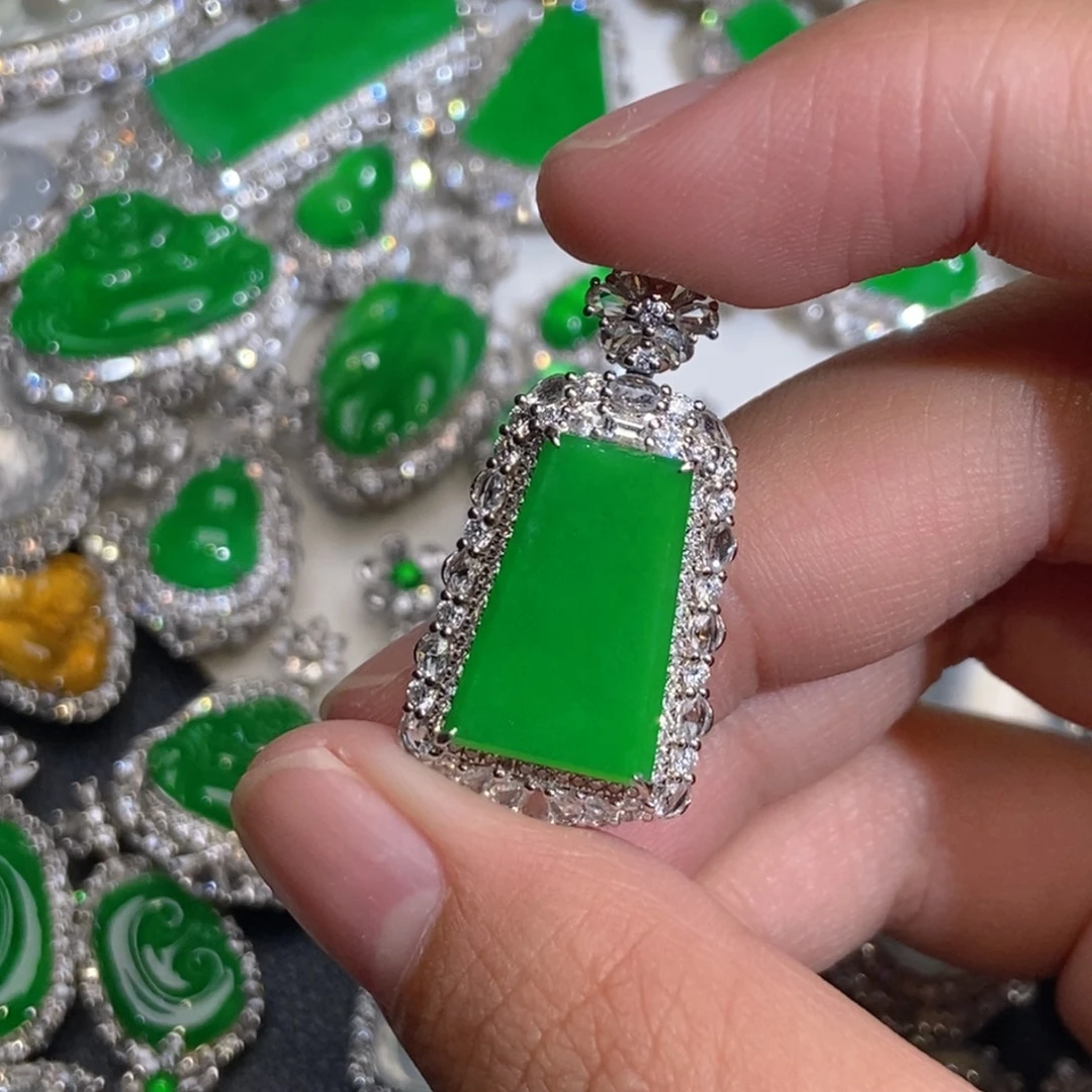 翡翠18K金镶嵌颈饰天然缅甸A货翡翠