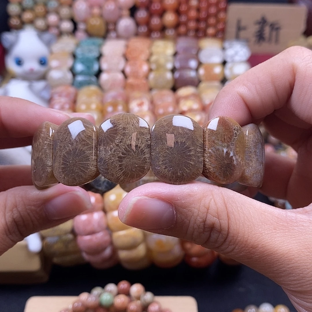 冷***血硅化珊瑚（珊瑚玉）手牌未镶嵌