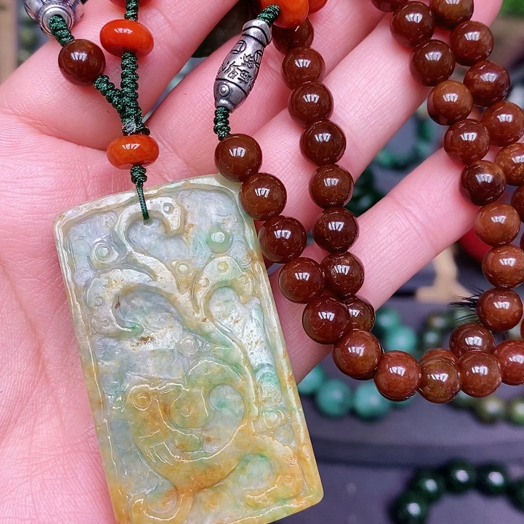 翡翠颈饰未镶嵌漂亮美眉