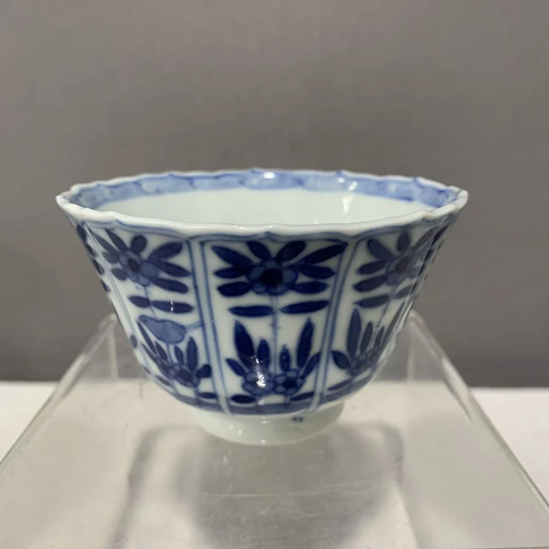 A0816028 清代 青花开窗花卉纹杯（口径约8.5  高5.3）