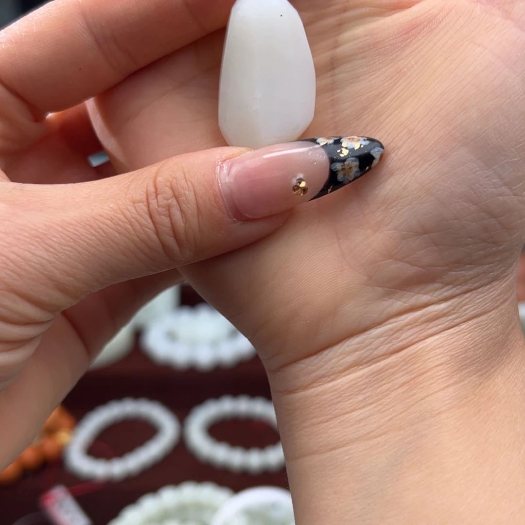 淡***者和田玉未镶嵌珠宝半成品