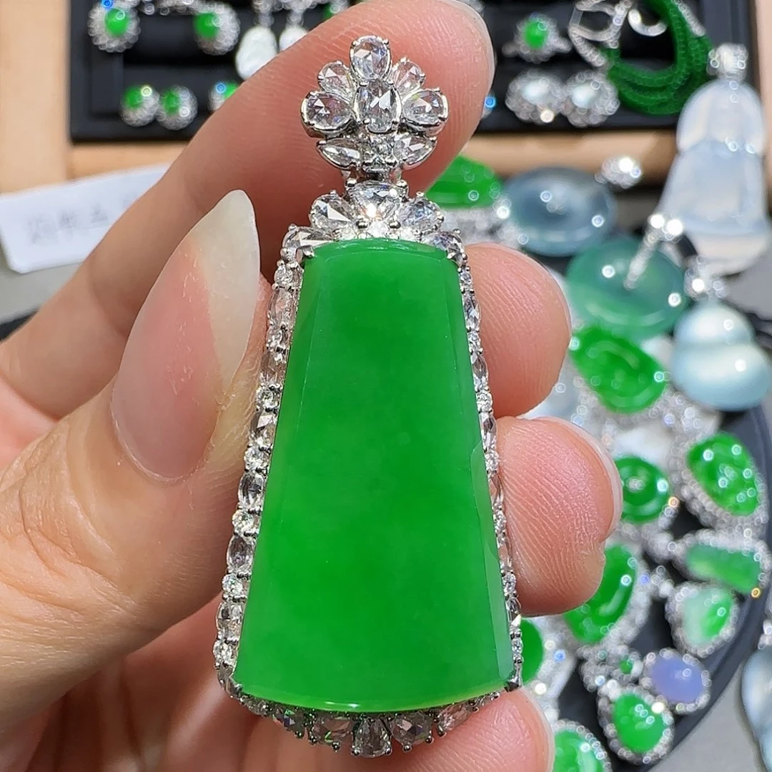 翡翠18K金镶嵌颈饰无事牌