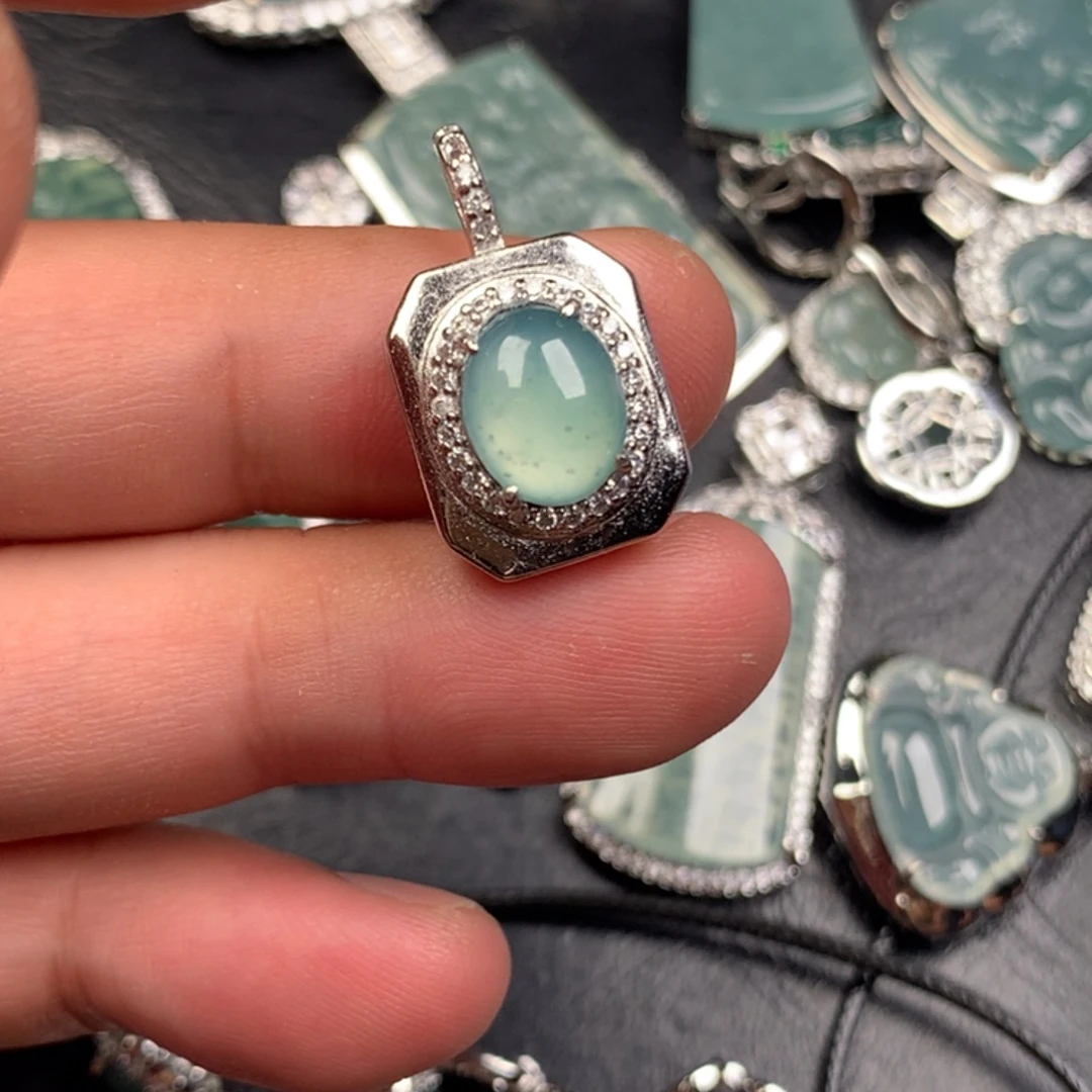 翡翠未镶嵌颈饰鸽子蛋