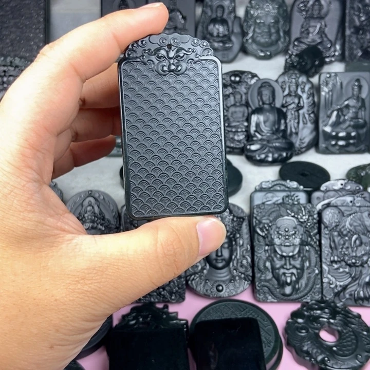 颈饰未镶嵌和田玉见**迹