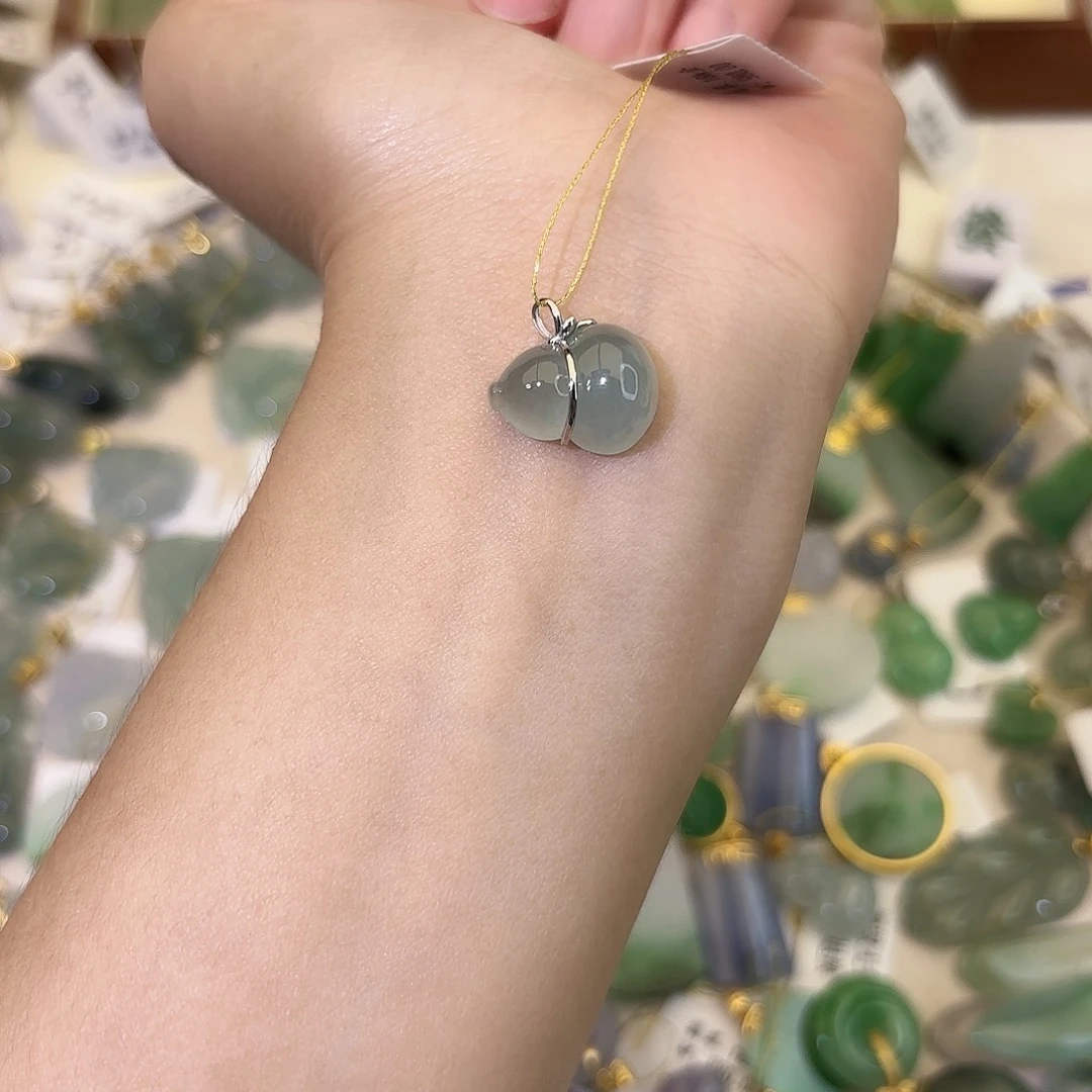 翡翠18K金镶嵌颈饰葫芦