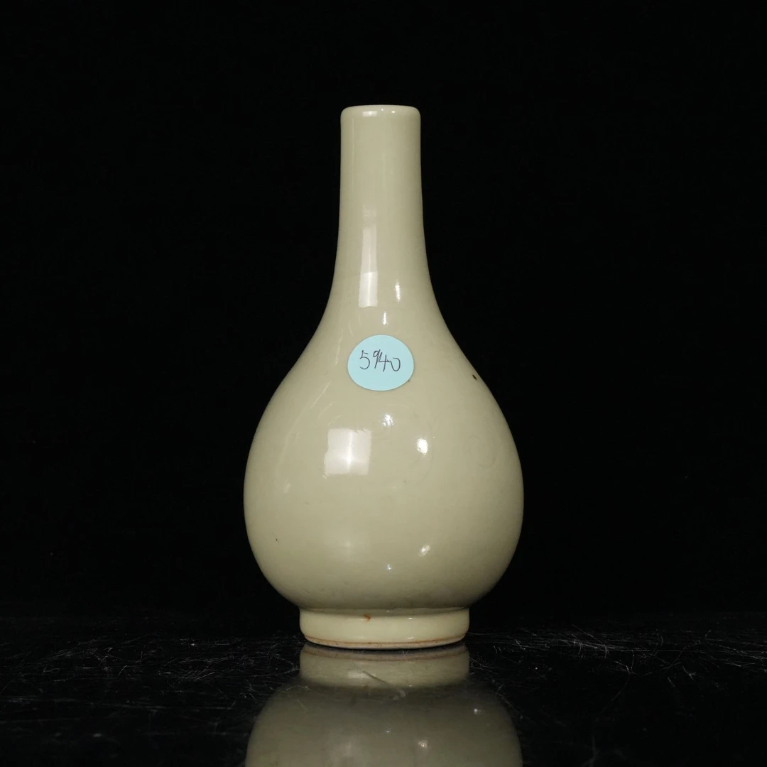 lot16245 5940 清乾隆 本年款青釉暗刻螭龙衔芝纹胆瓶 H:16