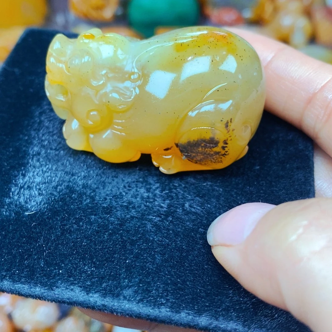 未镶嵌石英质玉（黄龙玉）颈饰