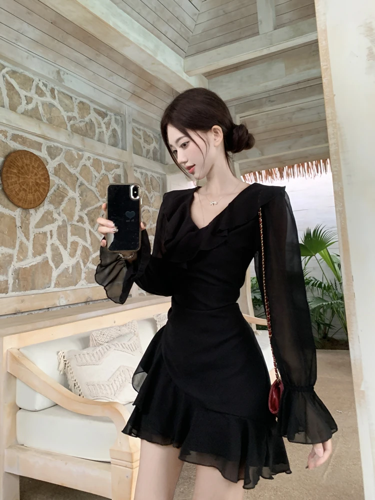 烛光晚餐 V 领连衣裙女早秋荷叶边喇叭袖修身大码法式浪漫小黑裙