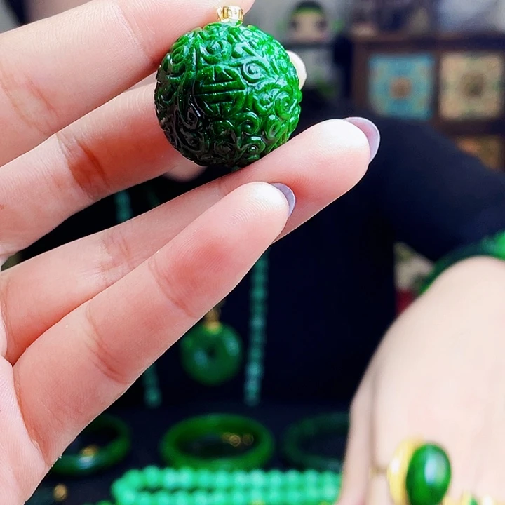 翡翠18K金镶嵌颈饰多样性