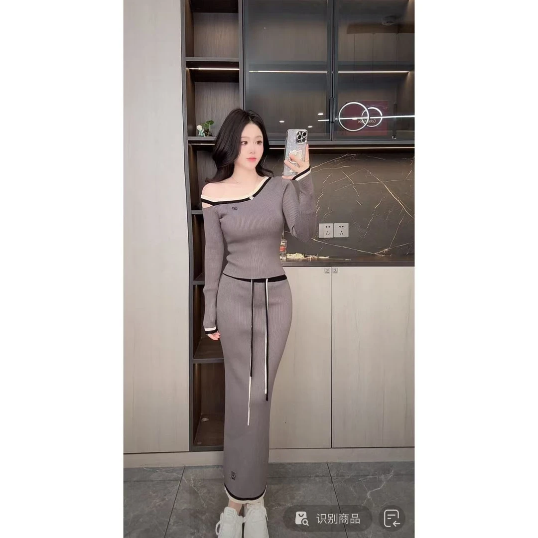 曼曼【灰烬情书】美式斜肩撞色毛织上衣+开叉撞色长裙两件套装