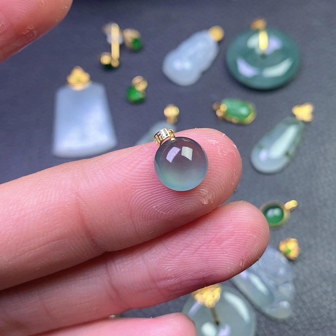 颈饰18K金镶嵌翡翠