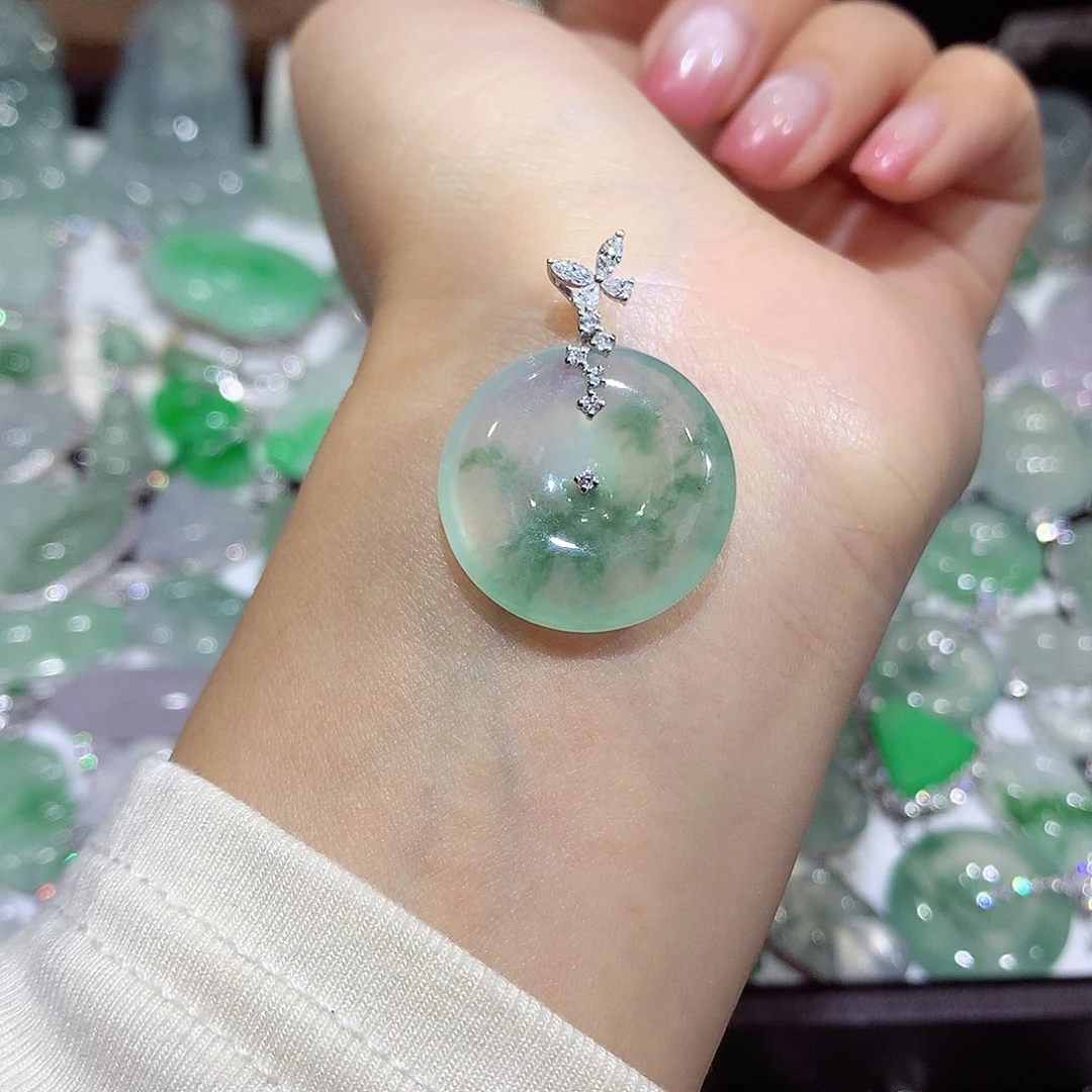 翡翠18K金镶嵌颈饰扣