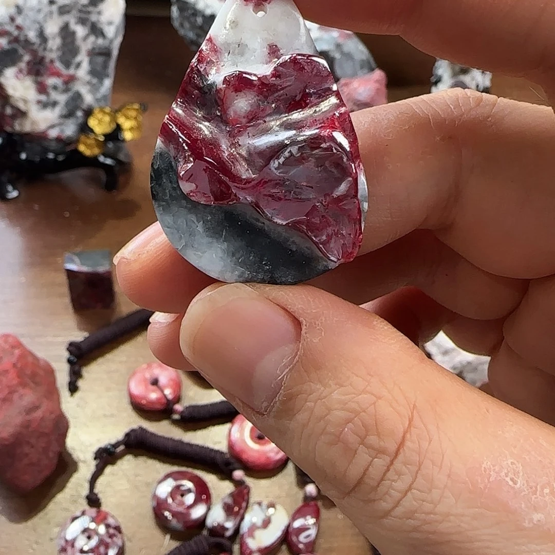 天然辰砂晶体吊坠