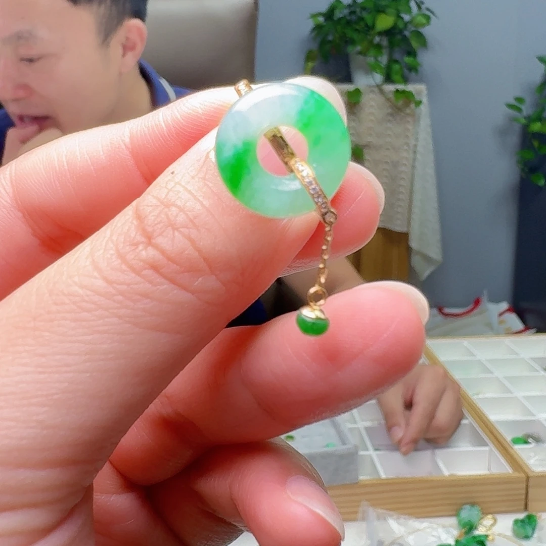 翡翠18K金镶嵌戒指天然