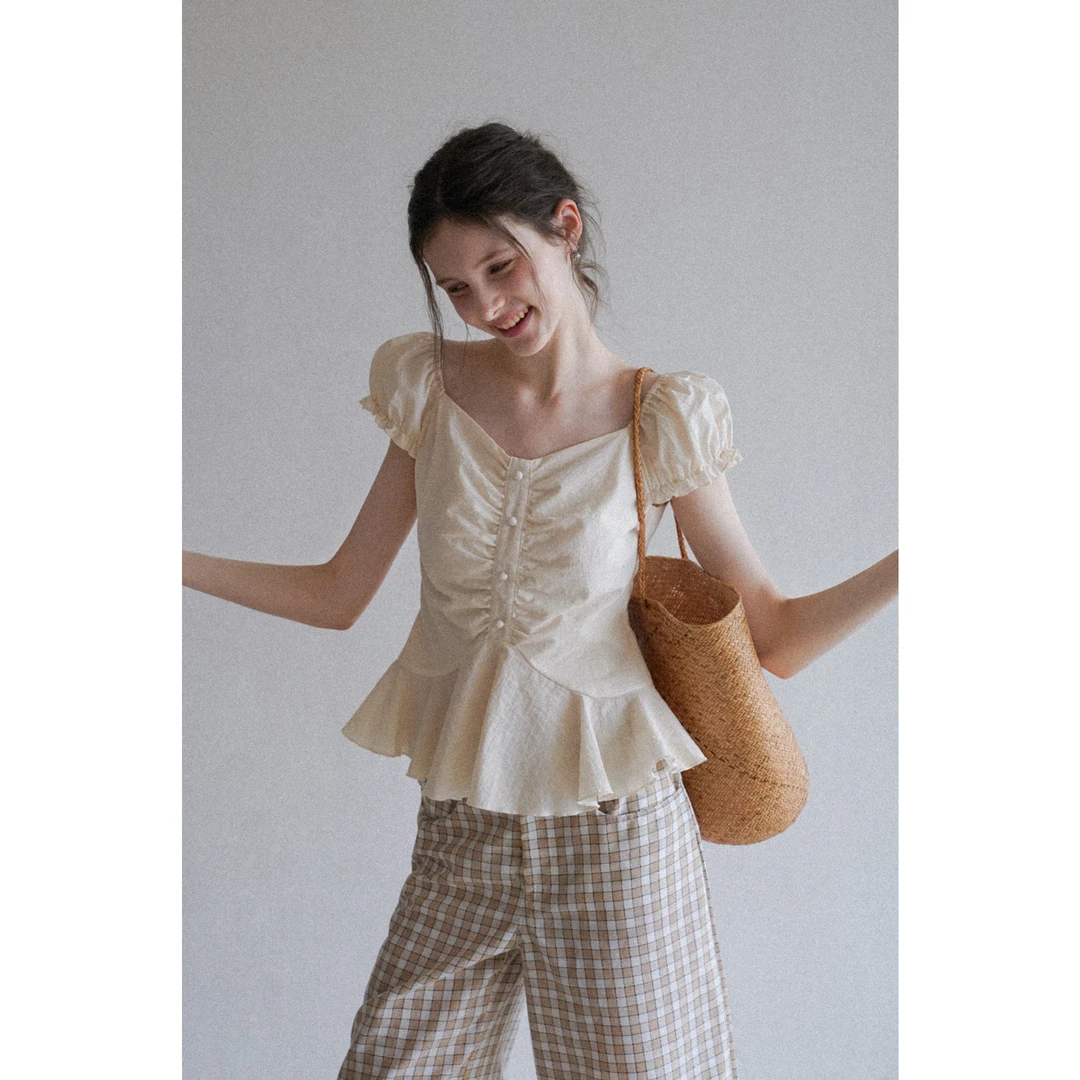 EGGKA 方领泡泡袖收褶荷叶摆上衣 E25A6539AF