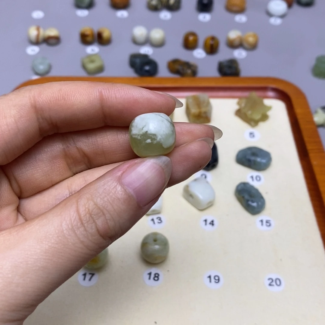 蛇纹石玉配饰合金开****肠