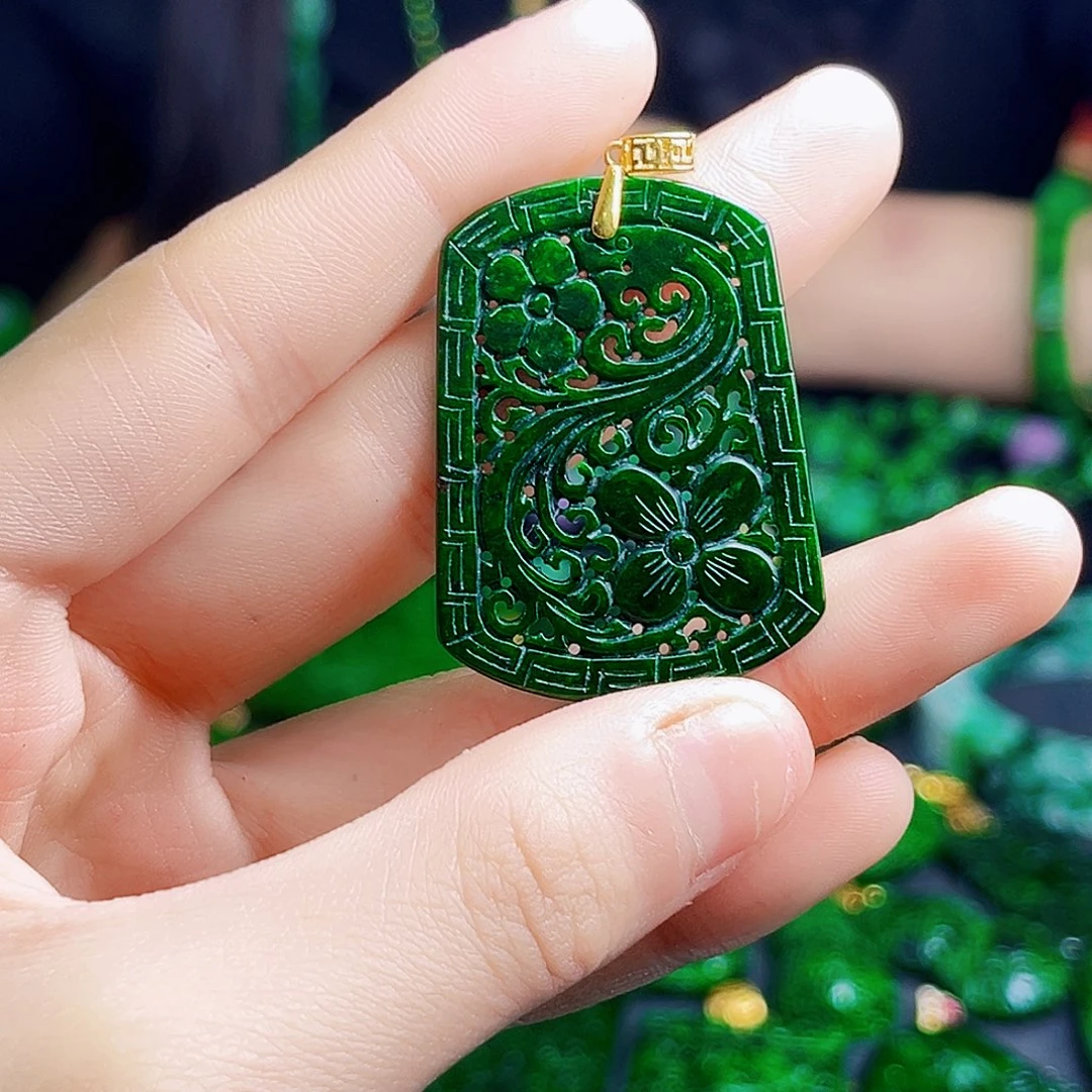 颈饰18K金镶嵌翡翠多样性