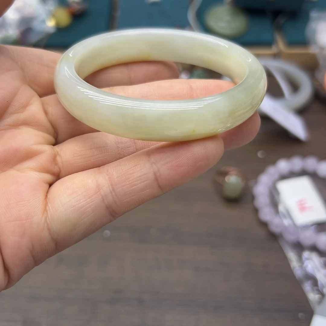 和田玉未镶嵌手镯52.9圈围1338瑕