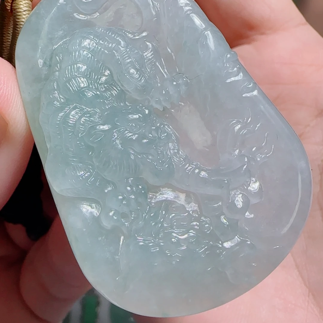 翡翠未镶嵌颈饰虎虎生威