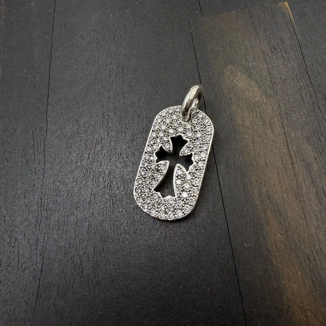 Chrome Hearts 克罗心 中号 满钻镂空十字架军牌
