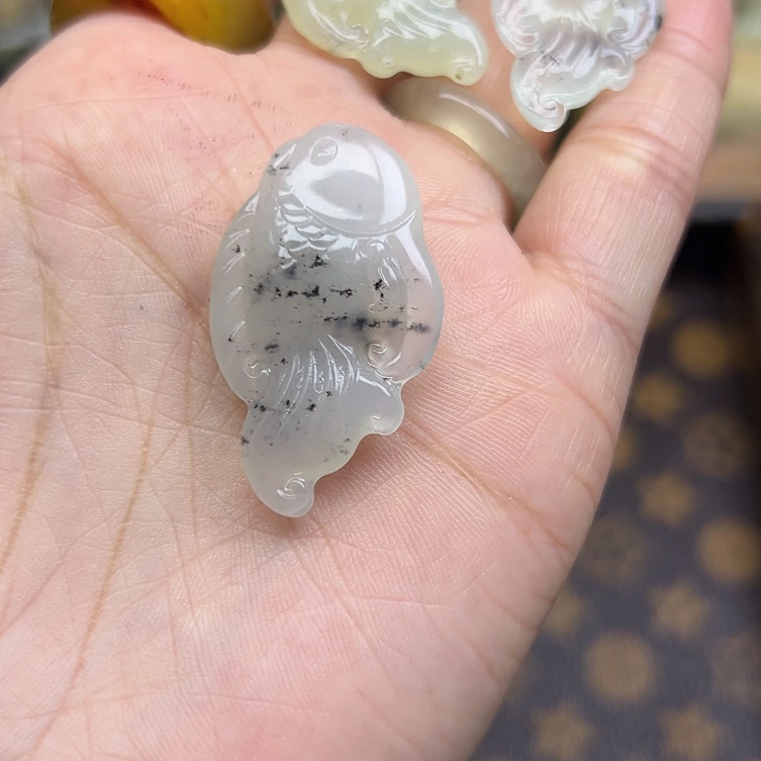 莫***齐未镶嵌岫玉颈饰岫玉小鱼