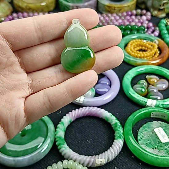 翡翠挂件未镶嵌翡翠