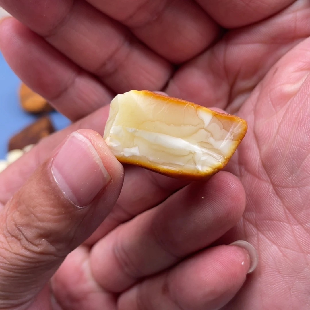 爱***么定制琥珀未镶嵌蜜蜡